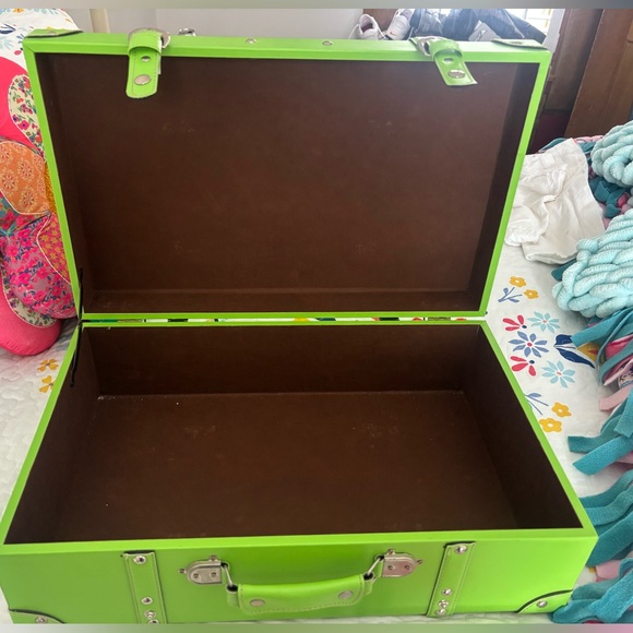 VIBRANT GREEN SUITCASE - Picture 3 of 11
